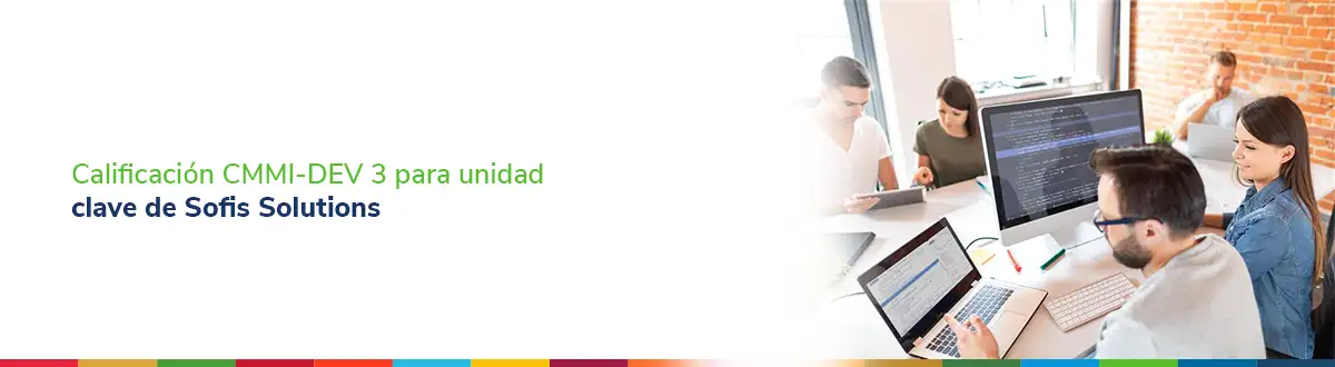 Personas trabajando en computadoras